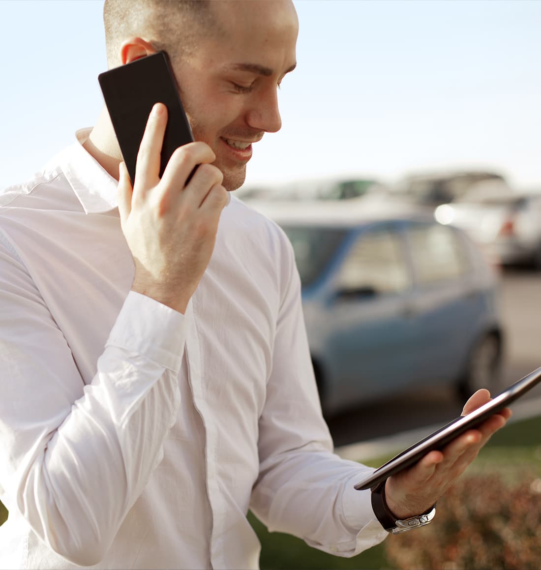 friendly-towing-associate-helping-customers-with-towing-service